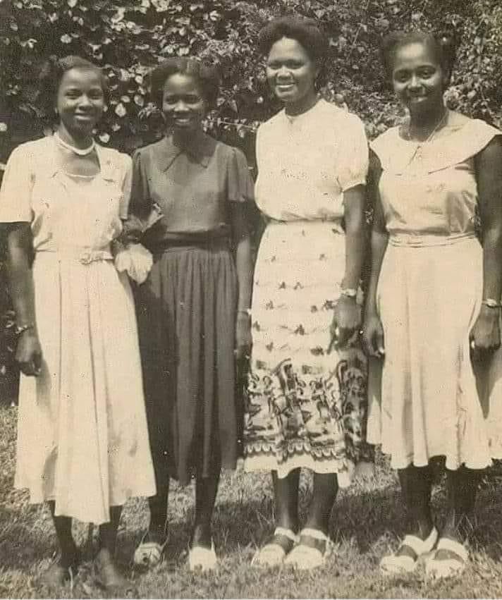 From left to right, they are: Florence Gabrielle Abio̩la Adeniran (née Martins) Oluso̩lape Folaşade Ifaturoti (née Akinkugbe) Grace Awe̩ni Alele-Williams (née Alele) Adetowun O̩mo̩lara Oguns̩e̩ye̩ (née Banjo̩) Florence Gabrielle Abio̩la Adeniran (91 years)
